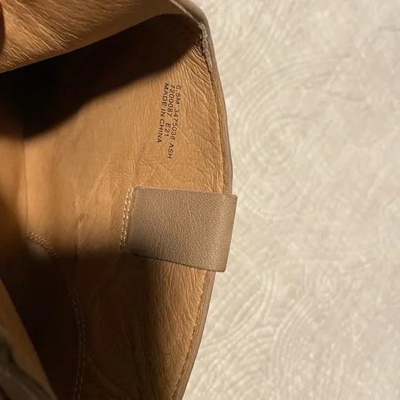 Frye tan leather cowboy ankle booties. Size 8.5 - Picture 5 of 6